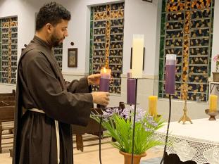 Bruder Acacio zündet Altarkerzen an.