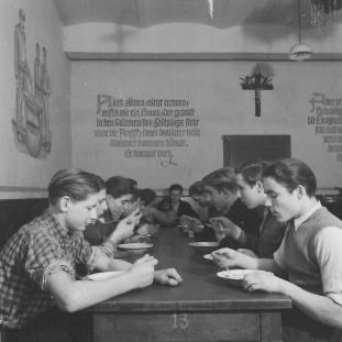 The Brothers founded their focus for many decades in children's and apprentices' homes, boarding schools and schools.