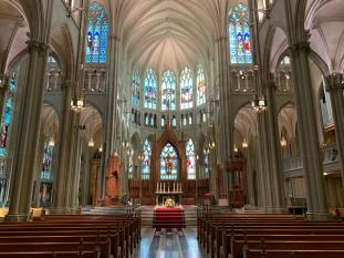 Innenraum der Basilica of the Assumption in Covington