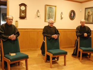 Bruder Philip, Bruder Edwin und Bruder Richard während des Gebets (von links nach rechts).